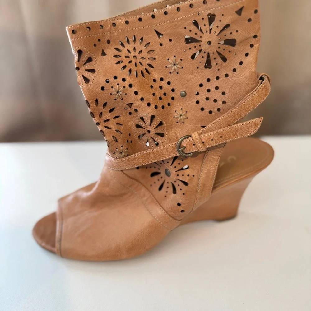 Caressa Paris Tan Leather Laser Cut Floral‎ Peep Toe Wedge Booties Womens 7 M